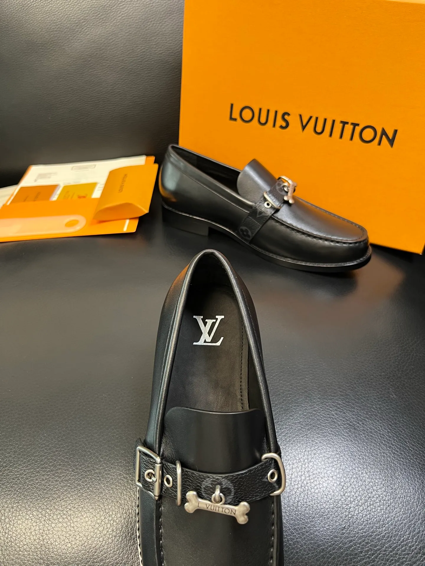 Men's shoes 💰920 Lv high quality top crafts Louis Vuitton leather shoes counter synchronized with original factory configuration, uppers imported from Italy, imported water-dyed cowhide lining, soles: original genuine leather soles specially provided by the original factory, original factory and single goods, welcome to compare, code number 39-44 (customized 38 45 46)